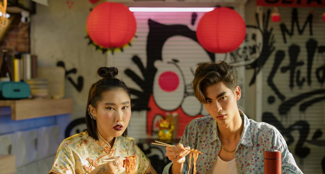 couple-eating-bowl-of-noodles