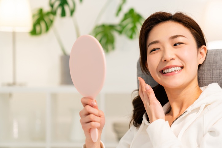 asian woman to see a mirror